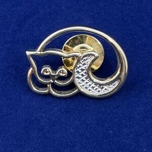 Vintage Avon Gold Tone Curled Cat Lapel Pin - Signed